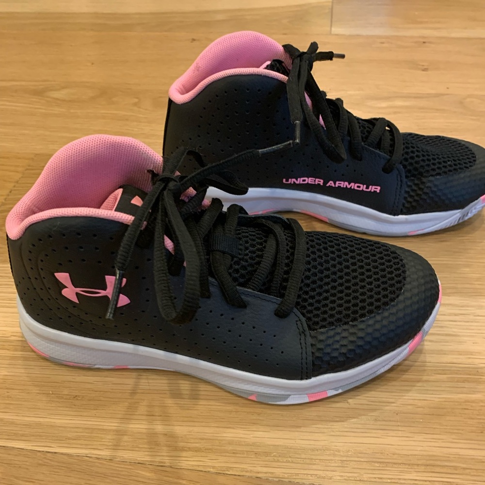 Like New Girls Under Armour basketball shoes size 2.5